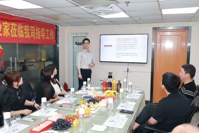 天博体育深圳市梅县商会举办“白酒品鉴会”暨“预防金融诈骗讲座”活动(图1)